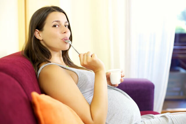 Pregnant woman enjoying a snack | Laurie Reinke - birthinberlin.com